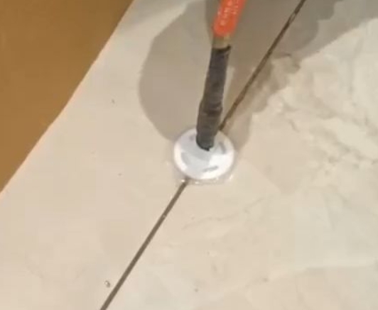 烈山瓷砖空鼓维修公司专业解答瓷砖在铺贴过程中，如果没有涂抹均匀到位的粘结材料（如水泥砂浆或瓷砖胶），可能会导致以下问题